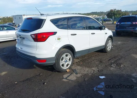 2019 Ford Escape S z USA, uszkodzony, nr VIN 1FMCU0F73KUB84816